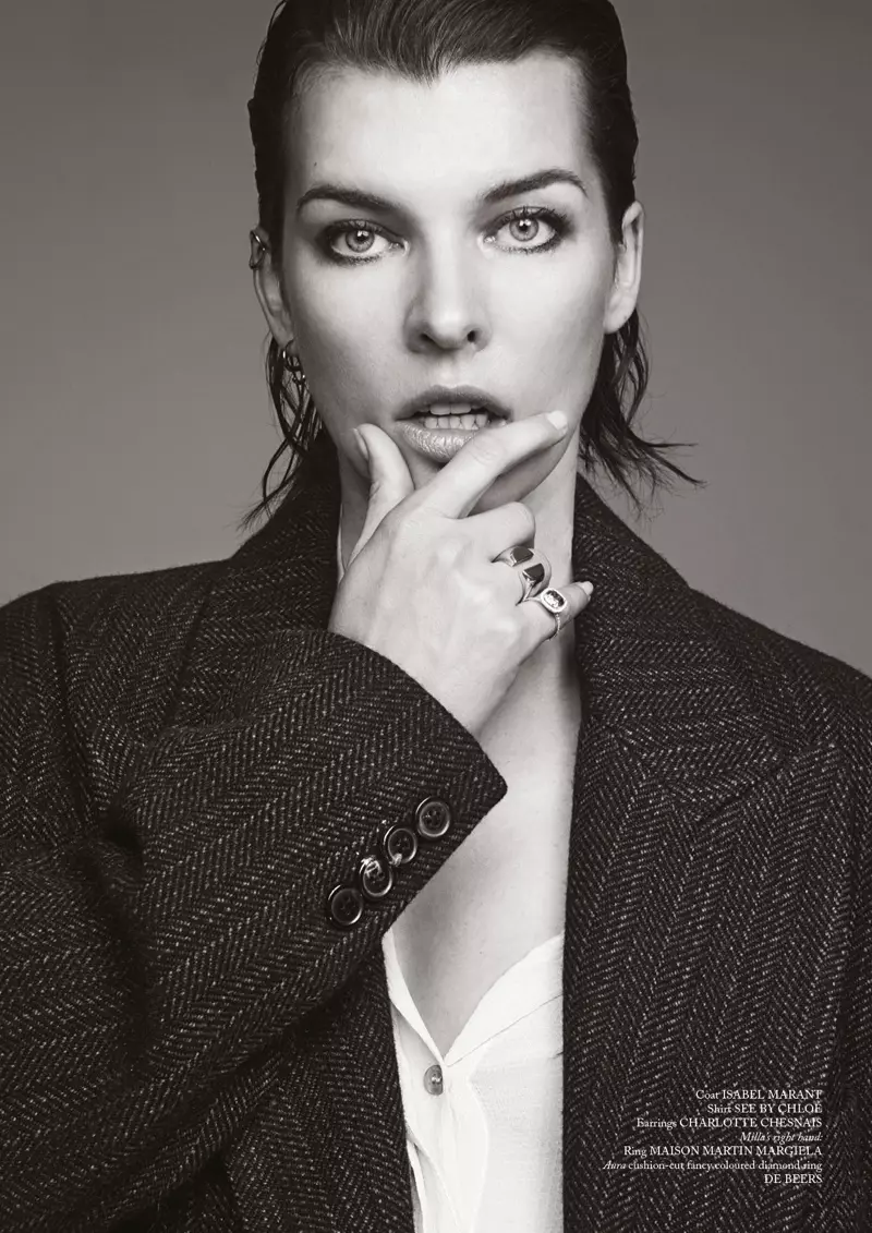 Milla Jovovich ma na sobie płaszcz Isabel Marant i koszulę See by Chloe