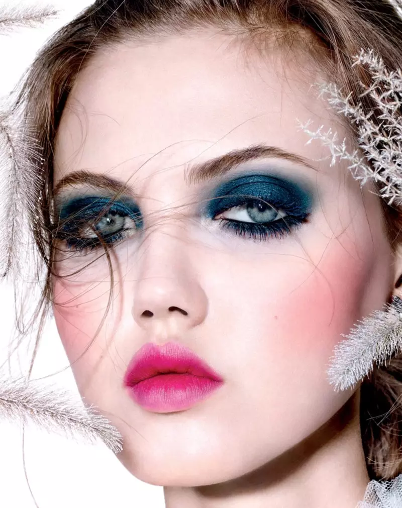 Lindsey Wixson tampil memukau dengan eyeshadow biru dengan warna bibir merah muda