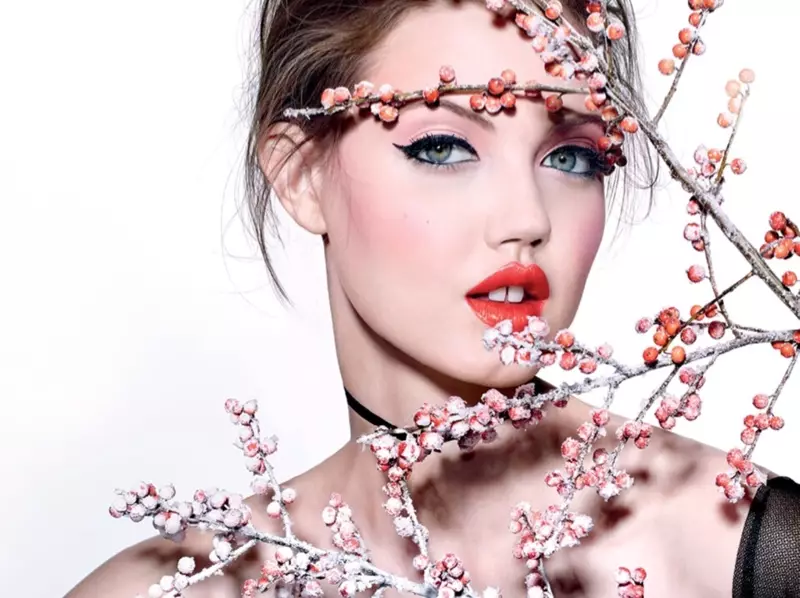 Nagmodelo si Lindsey Wixson ng spring beauty look sa editoryal ng Vogue Russia