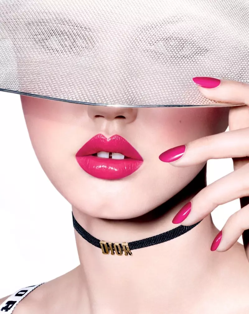 Naka-stun ang modelong Lindsey Wixson gamit ang hot-pink lipstick at matching manicure