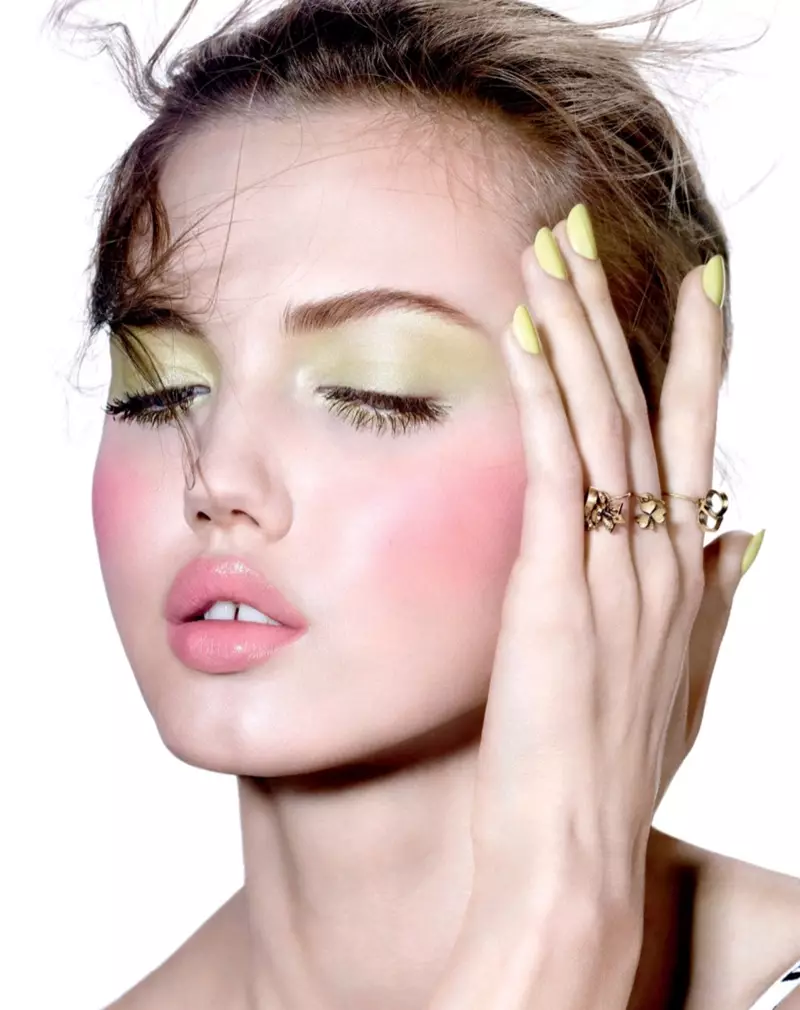 Nangkeup pastel, Lindsey Wixson nganggo eyeshadow héjo sareng blush pink