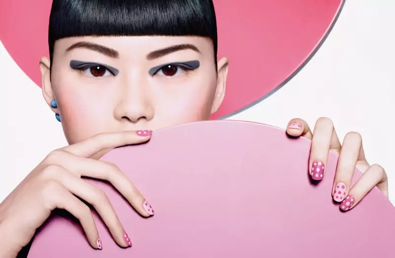 He Cong na-eyi manicure ntụpọ ntụpọ pink na nku anya eserese