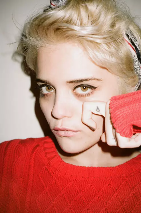 Kintana Sky Ferreira ao amin'ny doka Lohataona 2014 an'ny Maison Kitsune