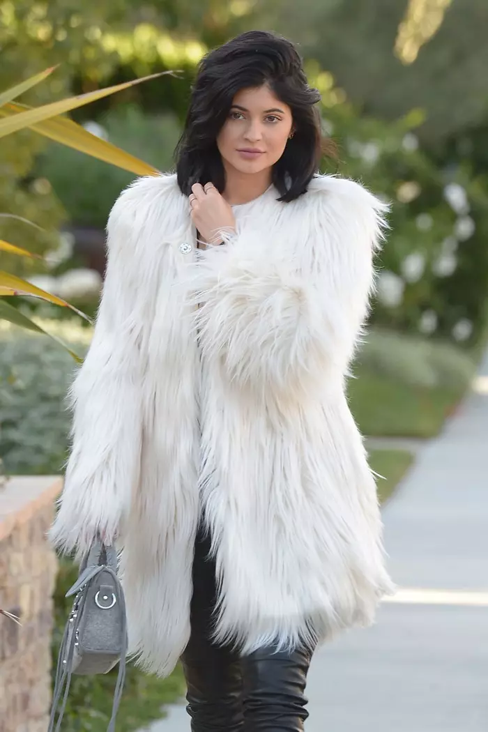 Kylie Jenner nos Ánxeles, California, vestindo un abrigo de pel sintética de Guess. Foto: Stewart Cook / Star Traks