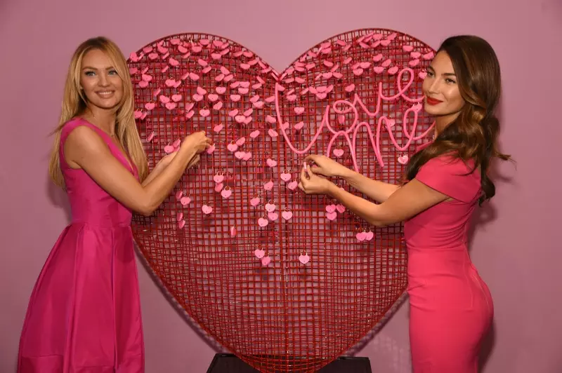 Amamodeli we-Victoria's Secret enza i-Valentine's Day Promo ngesitayela