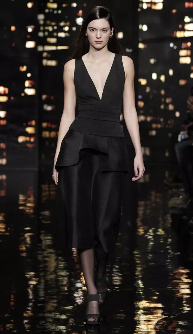 Kendall Jenner ĉe Donna Karan Fall 2015-spektaklo pli frue ĉi-semajne. Bilda ĝentileco.