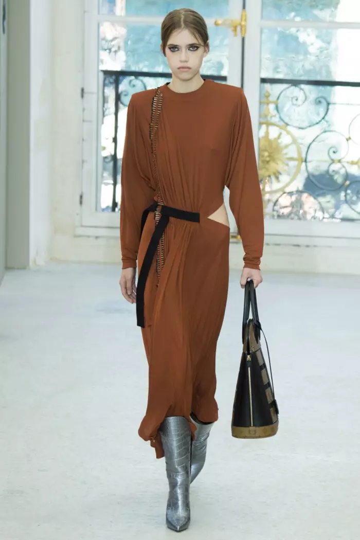 Louis Vuitton Spring 2017: Model yana tafiya kan titin jirgin sama a cikin rigar da aka zana tare da yanke a gefe
