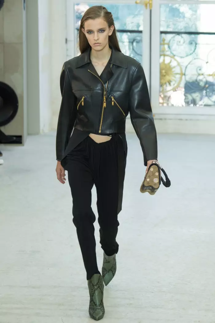 Louis Vuitton Spring 2017: Model yana tafiya a titin jirgin sama a cikin jaket na fata, wando mai tsayi da takalma
