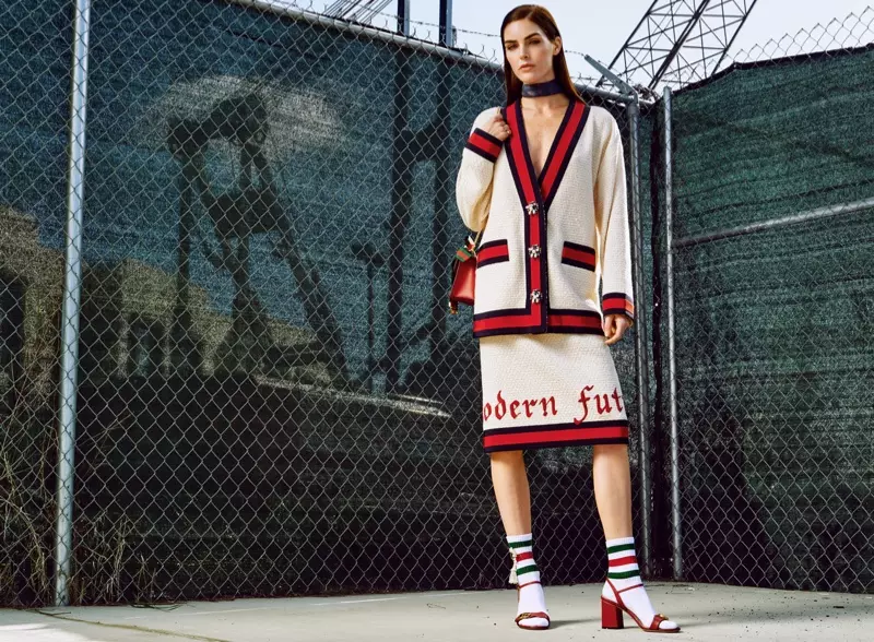 D'Model Hilary Rhoda poséiert a Gucci Cardigan, Rock, Socken, Schal a Sak