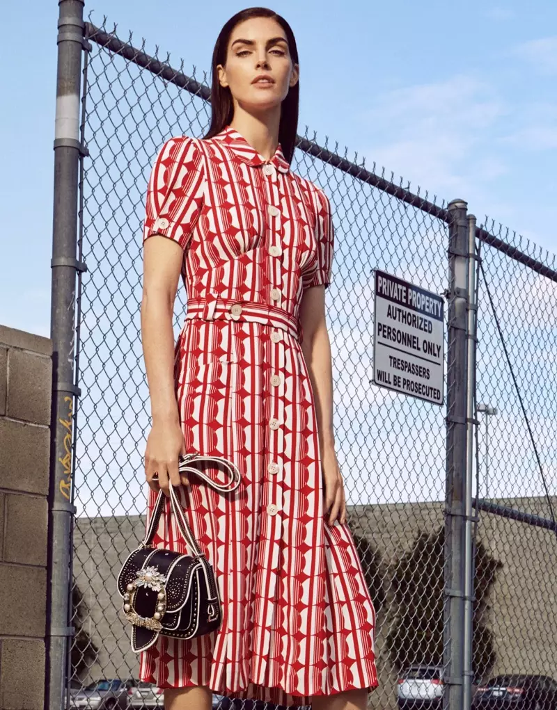 Hilary Rhoda modela vestido e bolsa Miu Miu