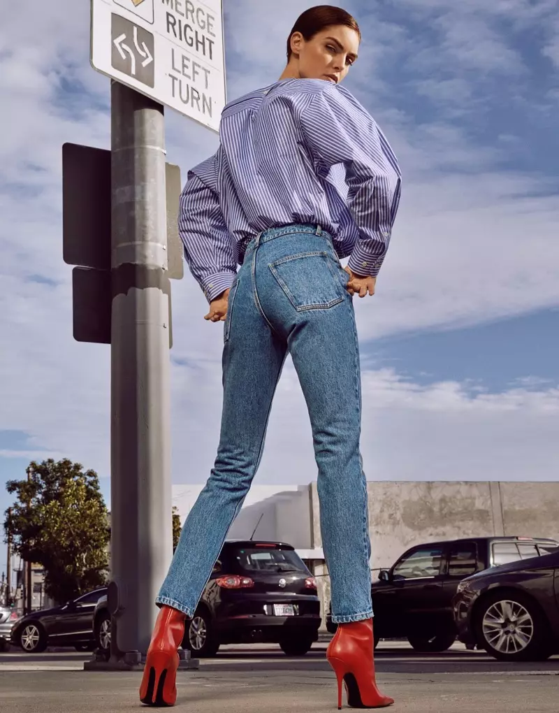 À tour de rôle, Hilary Rhoda porte une chemise, un jean et des bottes Balenciaga