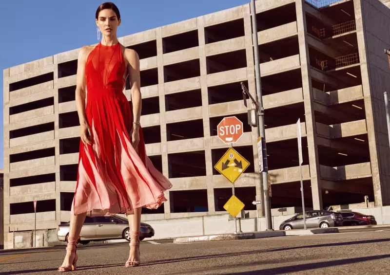 Hilary Rhoda står högt och modellerar Valentino-klänning och sandaler med Jennifer Fisher-smycken