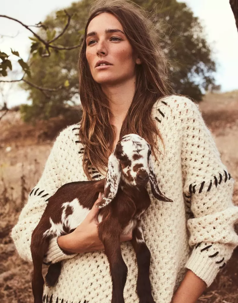 Bergambar dengan seekor kambing, Josephine le Tutour memakai baju sejuk Isabel Marant