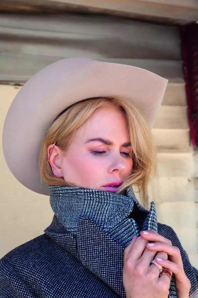 Aktris Nicole Kidman sanble lwès chik nan rad ak chapo Cowboy