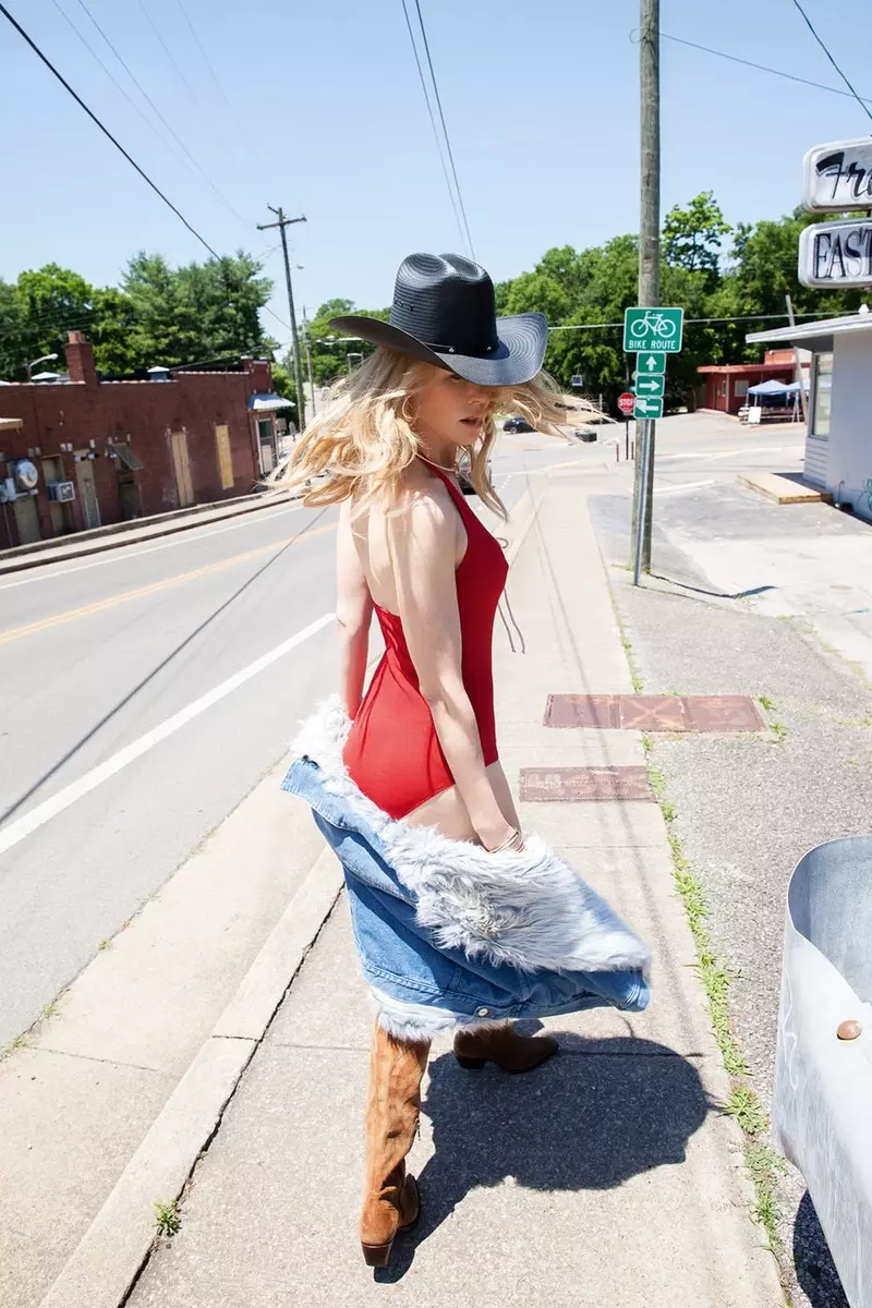 Nicole Kidman berpose dengan baju renang Love Stories Swim Club berwarna merah dan topi Stetson