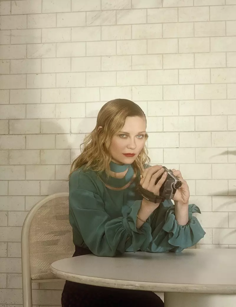 Kirsten Dunst poseert met een camcorder in een Fendi-blouse en een Altuzarra-rok