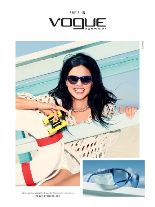 Adriana Lima je vsa nasmejana v kampanji Vogue Eyewear za pomlad 2016