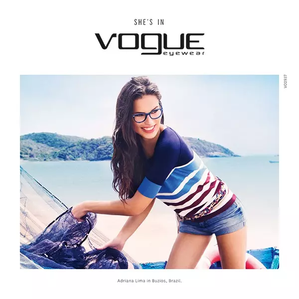 À la plage, Adriana porte un modèle optique de la marque de lunettes.