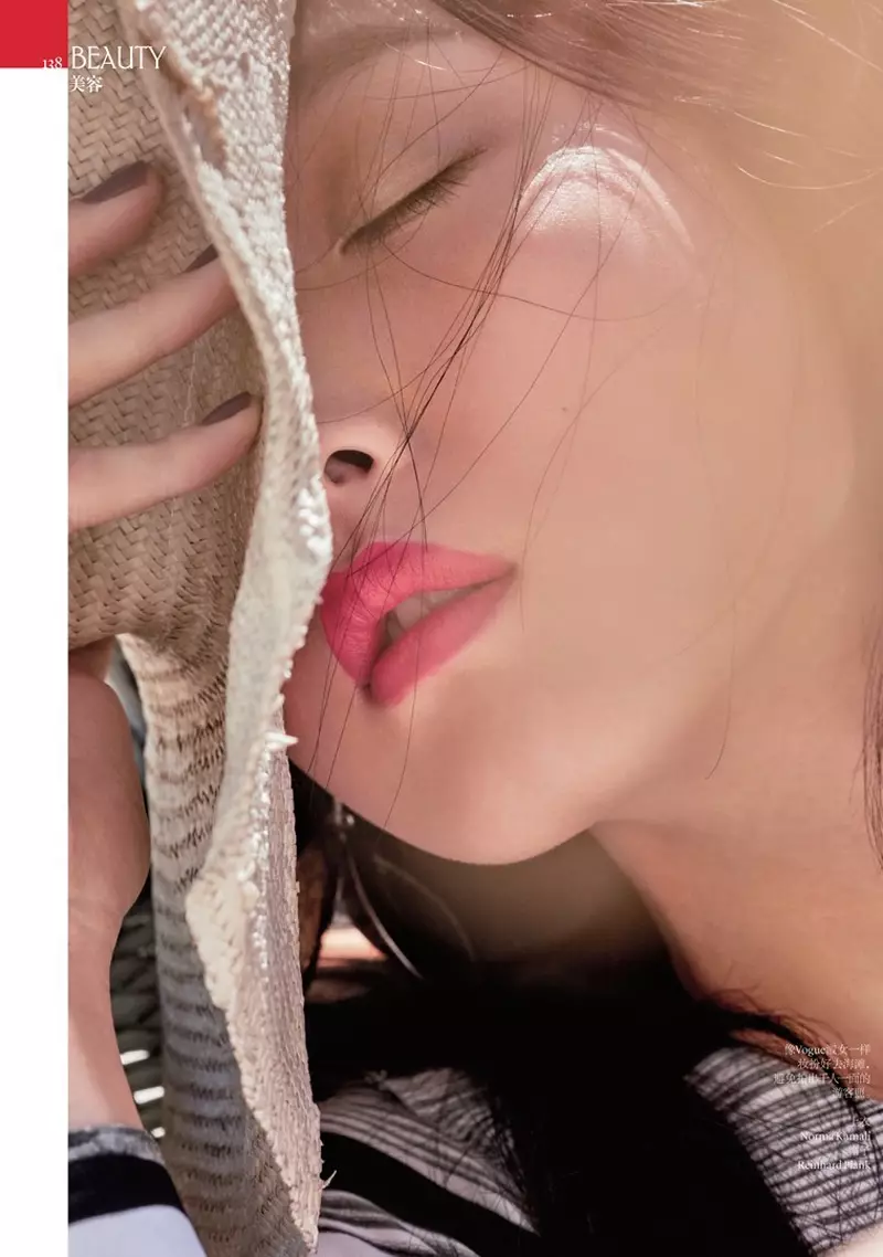 Si Sunghee Kim nagsul-ob og pink nga lipstick shade