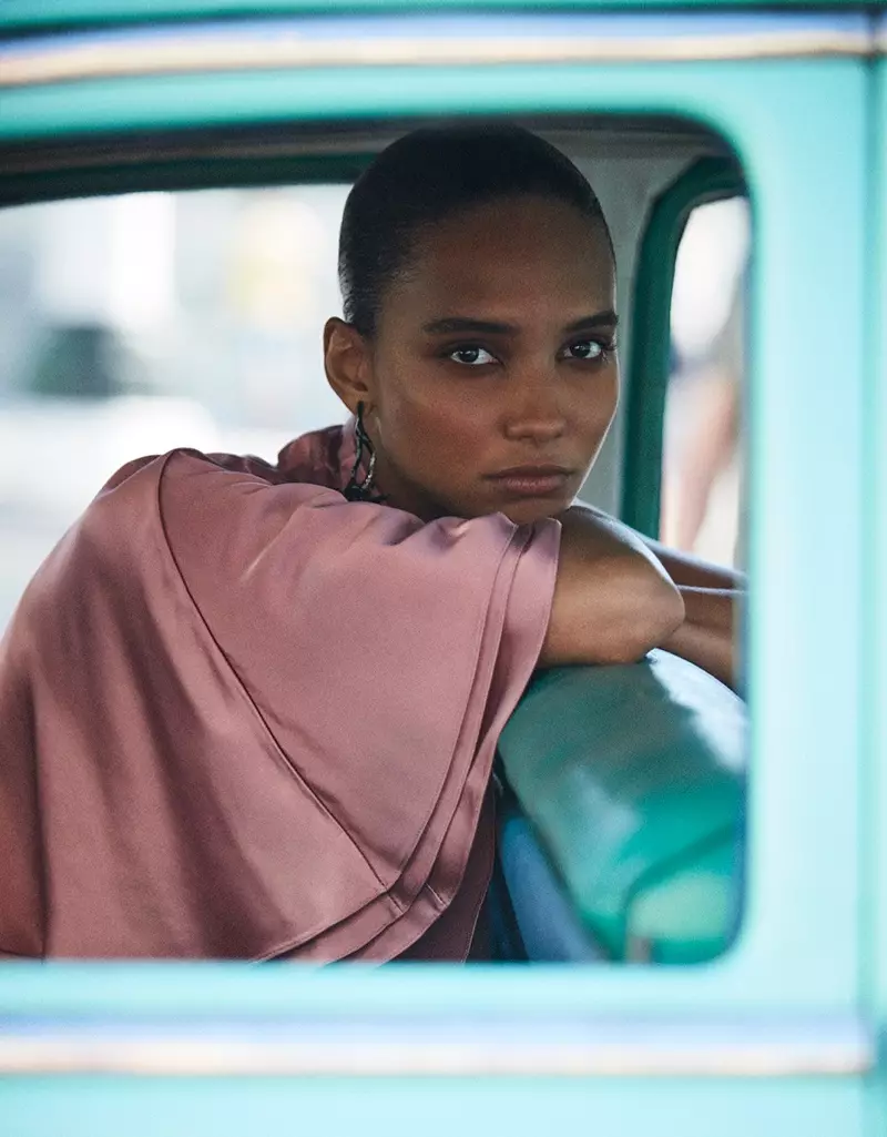 Cora Emmanuel melakukan closeup dengan gaya rambut slicked back