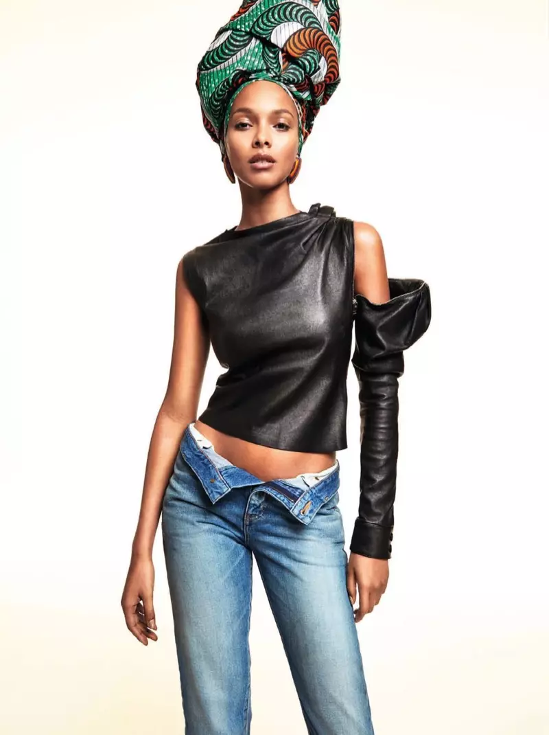 Lais Ribeiro poserer i Saint Laurent en-ermet skinntopp og jeans