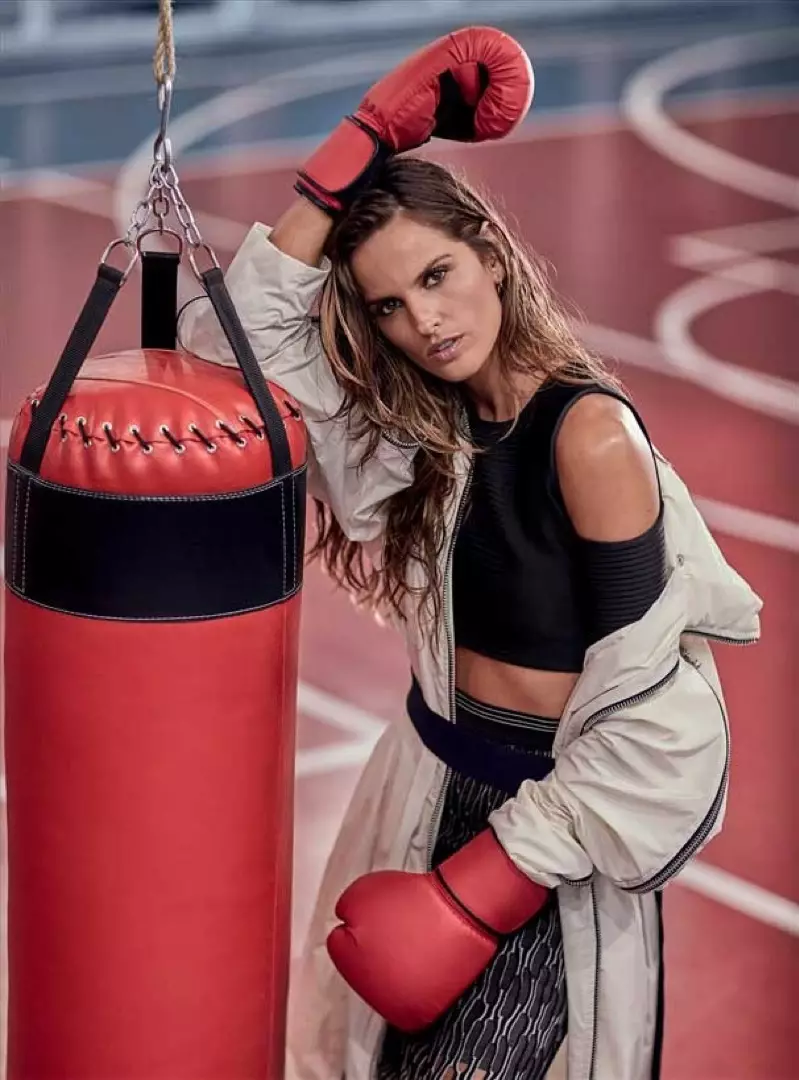 Izabel Goulart leva unhas luvas de boxeo con crop top e saia de cintura alta