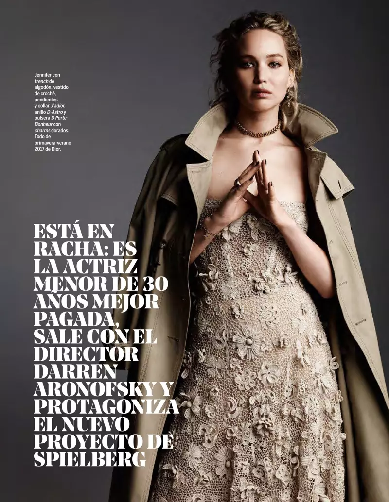 Jennifer Lawrence poseert in een trenchcoat en een gehaakte jurk van Dior