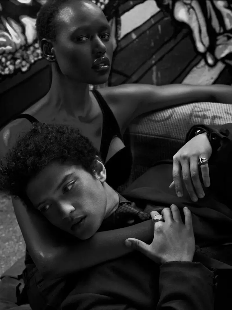 Nakipag-close si Ajak Deng kay Bruno Mars para sa Flaunt Magazine ni Hunter & Gatti