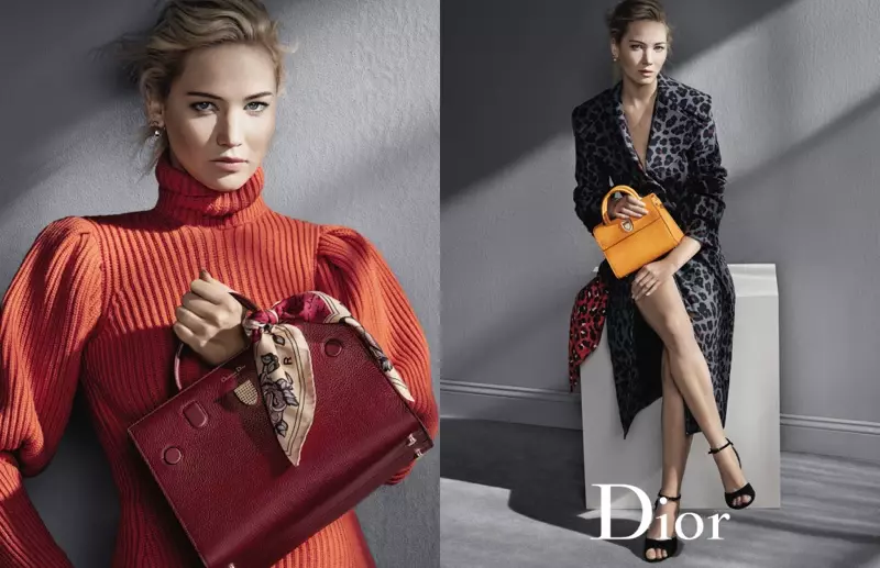 Dior-ambassadeur Jennifer Lawrence poseer met die Diorever-handsak