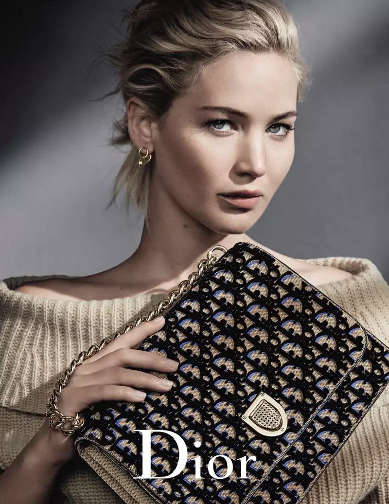Η Jennifer Lawrence ποζάρει με την τσάντα Diorama