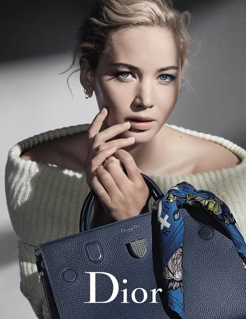 Jennifer Lawrence ເບິ່ງສະດວກສະບາຍໃນເສື້ອກັນຫນາວນອກບ່າສໍາລັບການໂຄສະນາຖົງມືຂອງ Dior ໃນລະດູໃບໄມ້ຫຼົ່ນ 2016