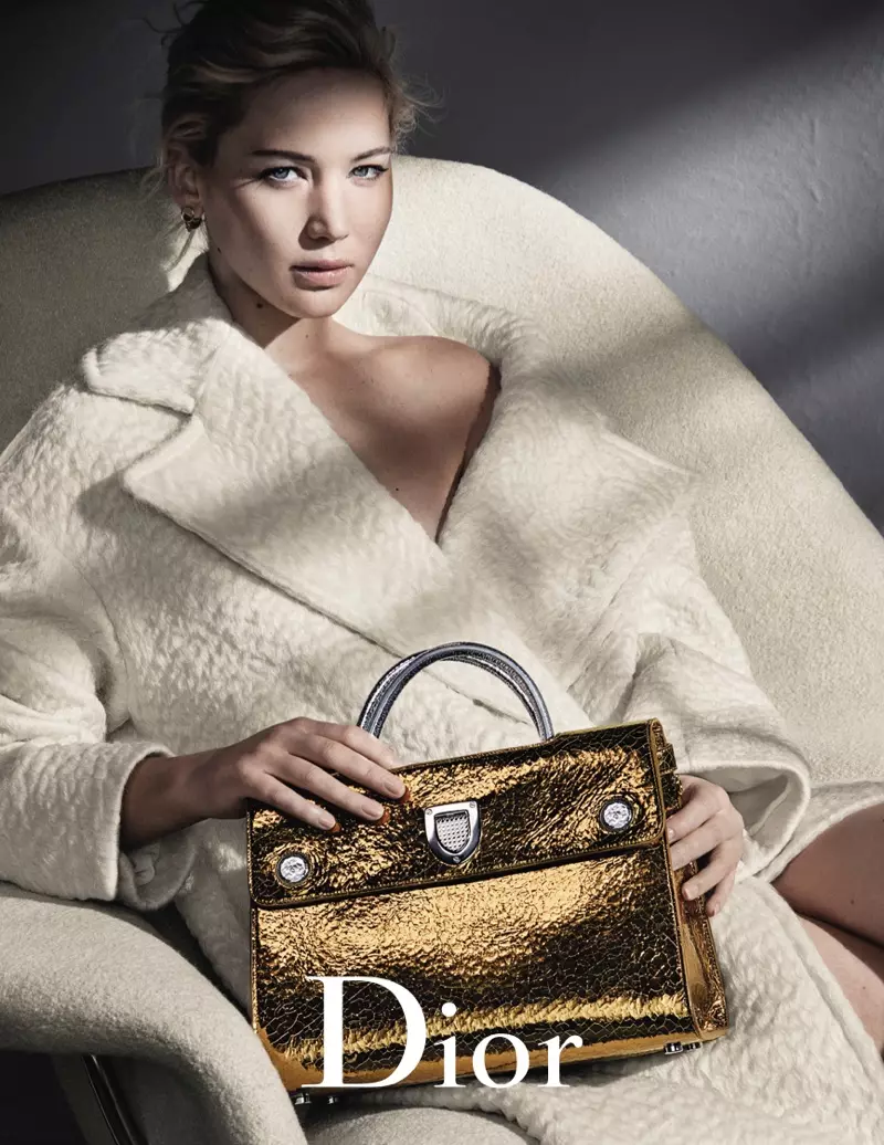 Jennifer Lawrence 2016-cı ilin payız reklam kampaniyası üçün Dior krem paltosunda rahat görünür.