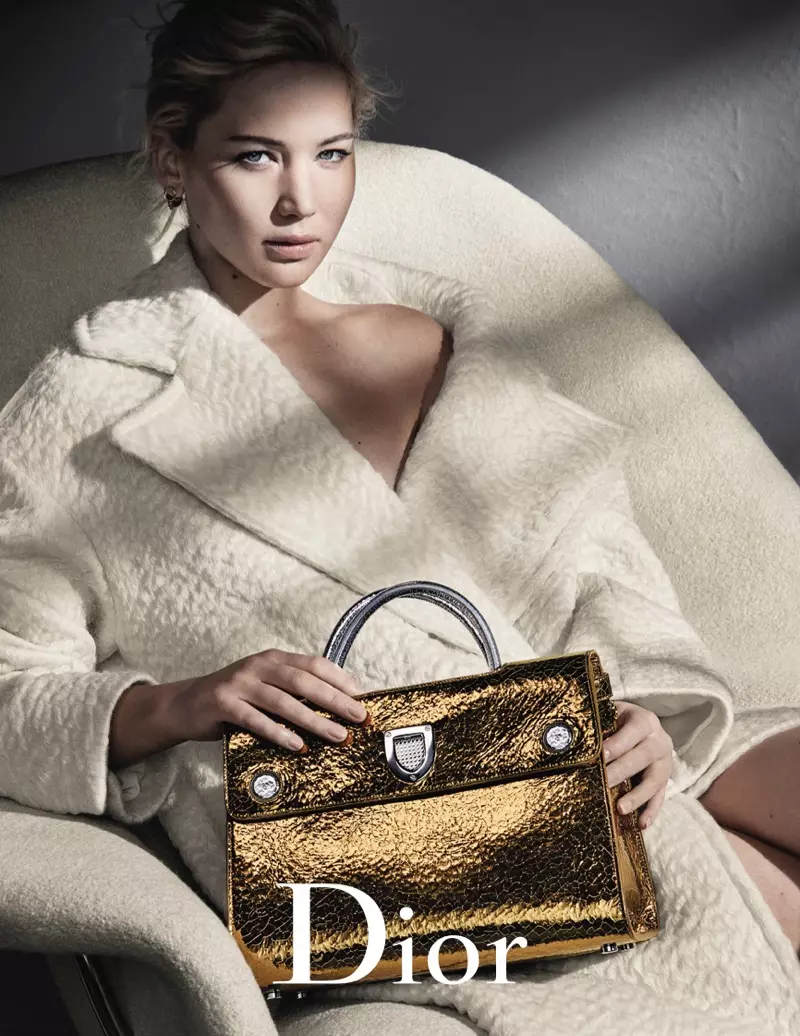 Jennifer Lawrence parece aconchegante em casaco creme Dior para campanha publicitária de outono 2016