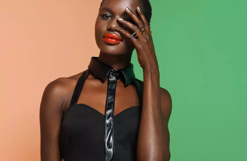 Ajak Deng 是 Nasty Gal 2012 年 7 月 Lookbook 的夏日美人