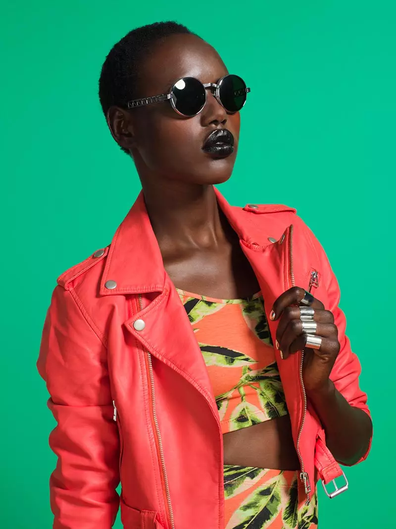 Ajak Deng 是 Nasty Gal 2012 年 7 月 Lookbook 的夏日美人