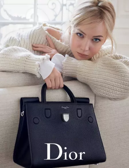 Dior ၏ Spring Handbag ကြော်ငြာများတွင် Jennifer Lawrence သည် အလွန်စိတ်အေးလက်အေးဖြစ်နေပုံရသည်။