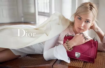 Jennifer Lawrence di Reklamên Çentê Çenteyên Biharê yên Dior de pir rehet xuya dike