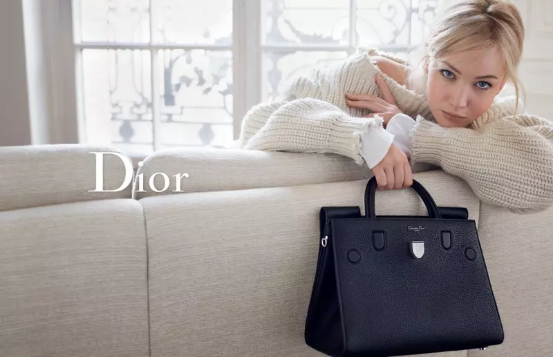 Jennifer Lawrence modelleer 'n Dior-trui en Diorama-sak in die handelsmerk se lente 2016-handsakveldtog