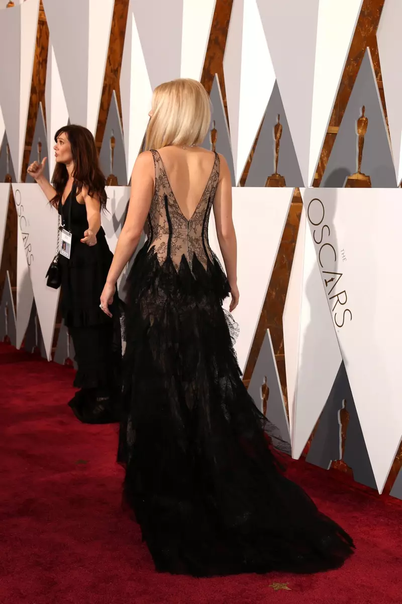 GAYA OSCARS 2016 Bahagian belakang gaun Dior Jennifer Lawrence menampilkan tahap renda hitam. Foto: Helga Esteb / Shutterstock.com