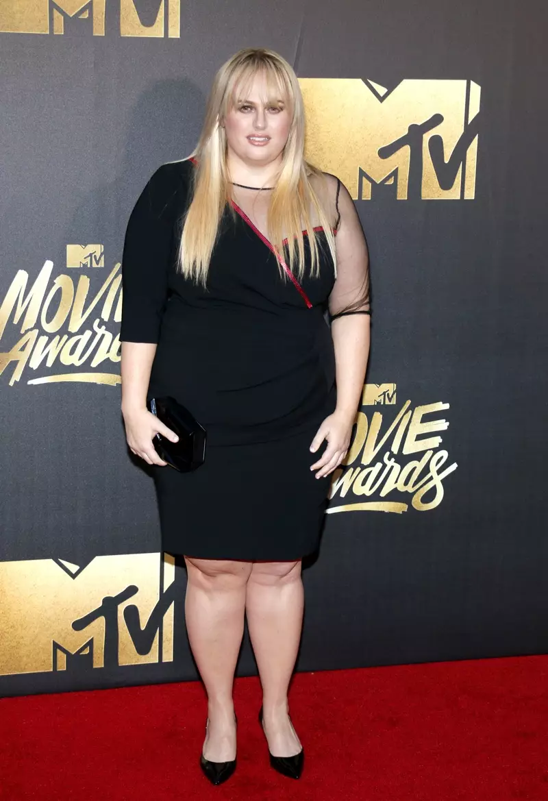 Rebel Wilson kishte veshur një fustan të zi Marina Rinaldi me detaje të dukshme. Foto: Tinseltown / Shutterstock.com