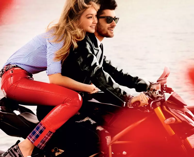 Hotuna a Naples, Italiya, Gigi Hadid yana tsaye a kan babur tare da saurayi Zayn Malik. Hoto: Vogue / Mario Testino