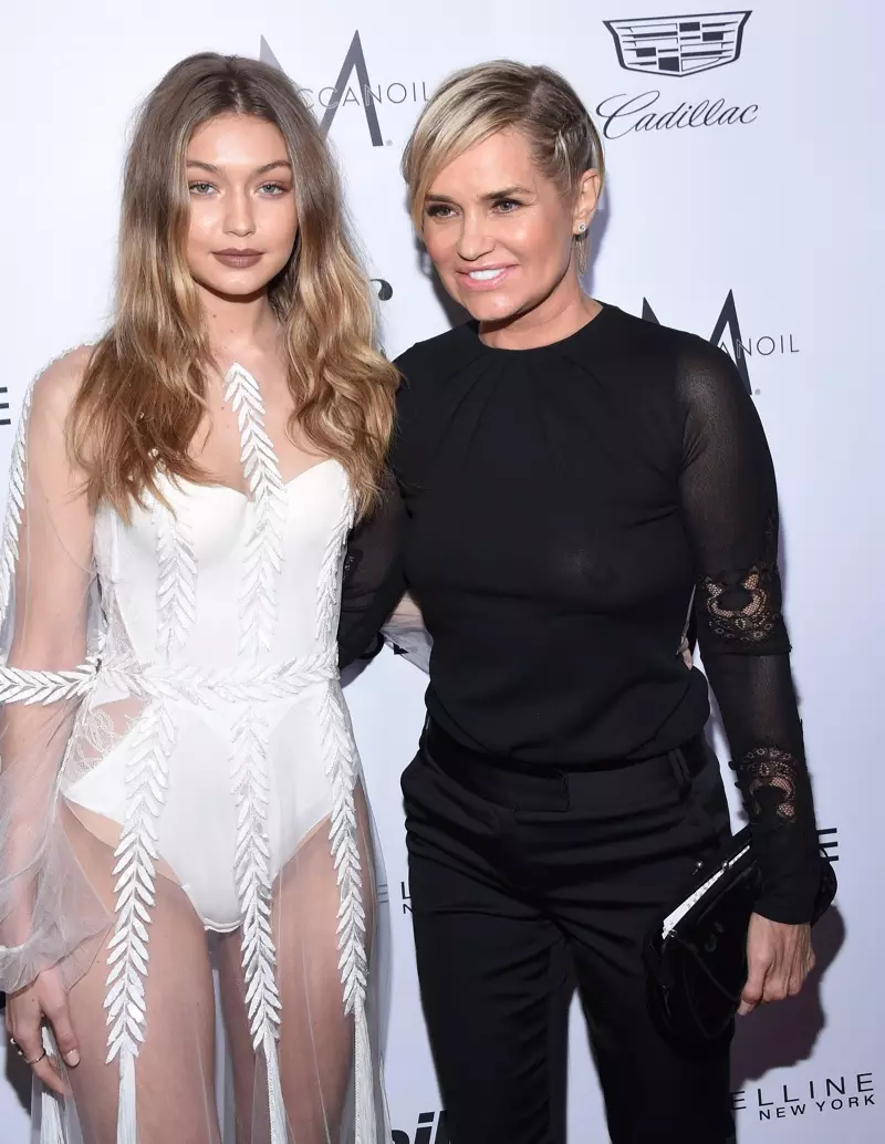 2016 මාර්තු: Gigi Hadid 2016 Daily Front Row Los Angeles සම්මාන උළෙලට මව Yolanda Hadid සමඟ සහභාගී වේ. ඡායාරූපය: DFree / Shutterstock.com