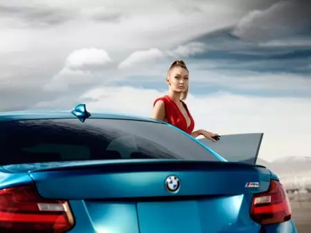 BMW Menyentuh Gigi Hadid untuk Komersial Kereta Merah Panas