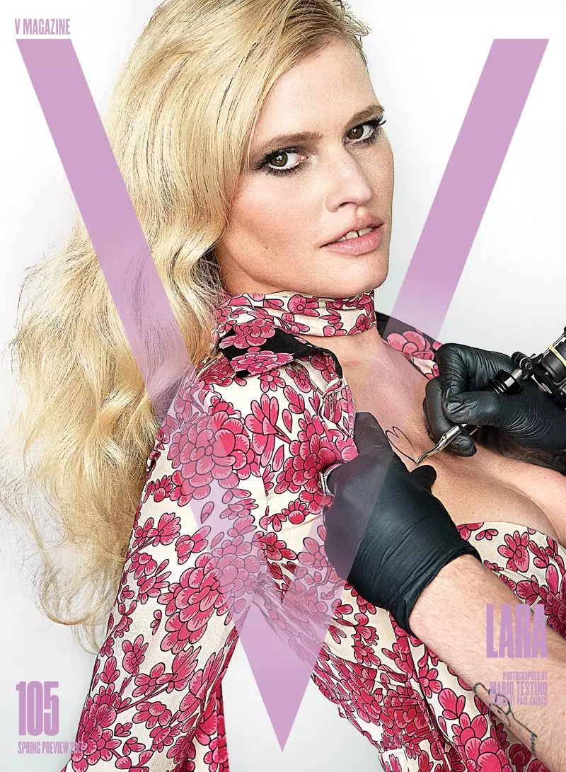 Lara Stone på V Magazine Vårforhåndsvisning 2017-forsiden