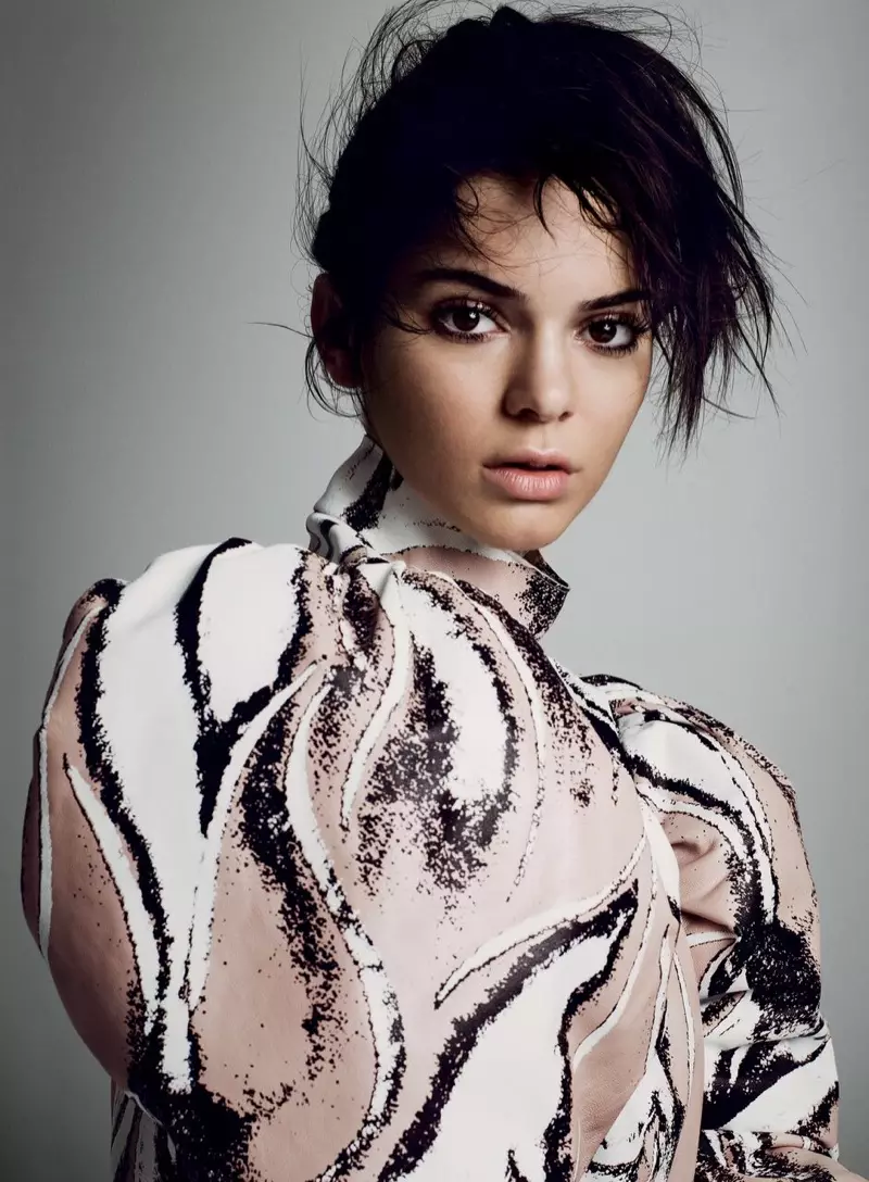 كېندال جېننېر مودېللىرى J.W. Anderson top. سۈرەت: VOGUE / Inez & Vinoodh