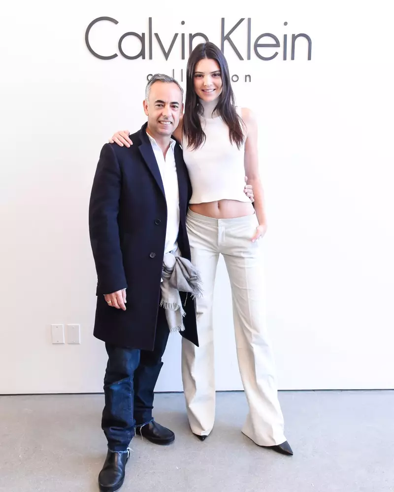 Kendall Jenner โพสท่าร่วมกับ Francisco Costa ผู้อำนวยการฝ่ายสร้างสรรค์ของ Calvin Klein Collection ในงานแสดงช่วงฤดูใบไม้ร่วง-ฤดูหนาว 2016 ของแบรนด์ที่นำเสนอที่ New York Fashion Week ภาพถ่าย: “BFA NYC .”