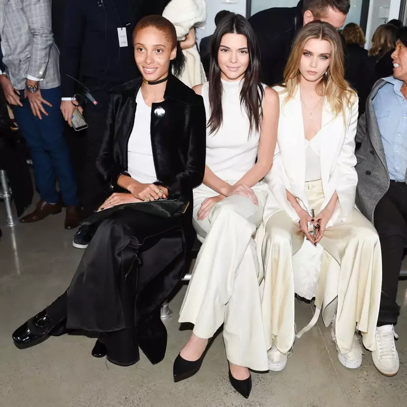 Kendall Jenner, Abbey Lee Kershaw eta Adwoa Aboah New Yorkeko Moda Astean aurkeztutako Calvin Klein Collection 2016ko udazken-neguko ikuskizunera joaten dira. Argazkia: BFA NYC