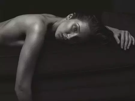 Bella Hadid chanèl Kate Moss nan Sexy V Magazine Shoot