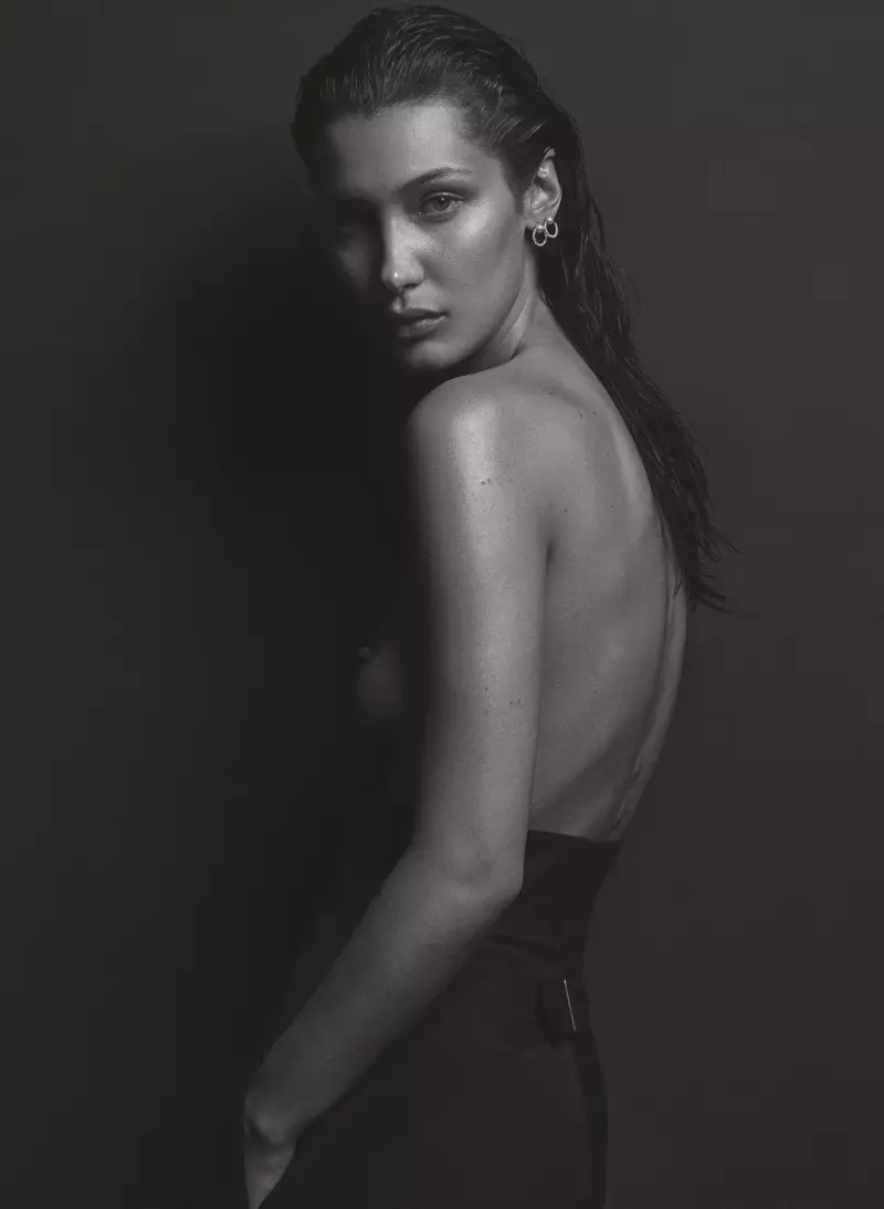 Posearend topless, Bella Hadid draacht Chloe broek