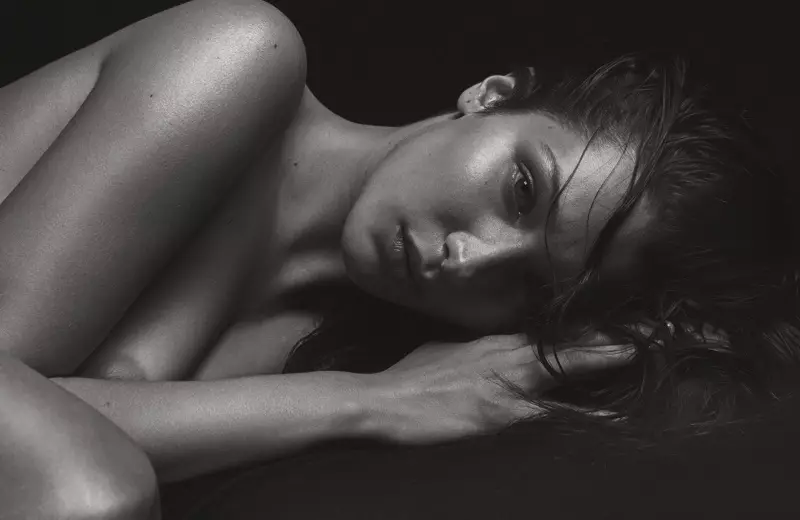 La modelo Bella Hadid sube el calor en una foto en topless